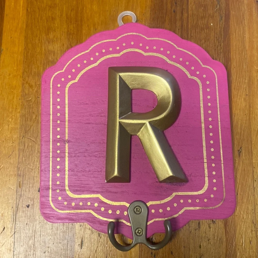 Jewelry hook “R”